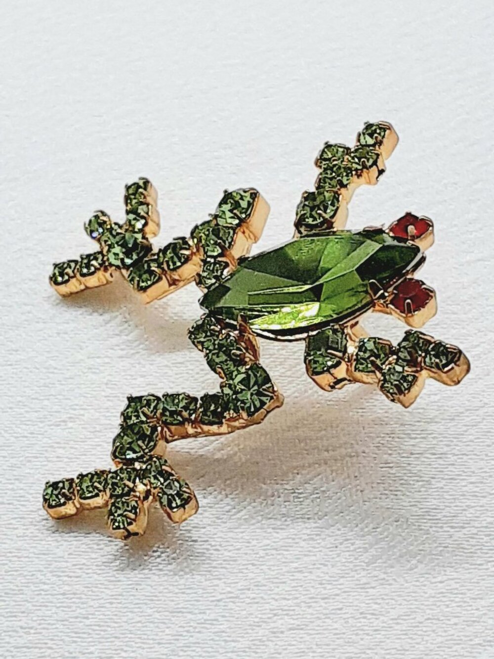 NEW Green Crystal Put'Em Pin Dancing Frog